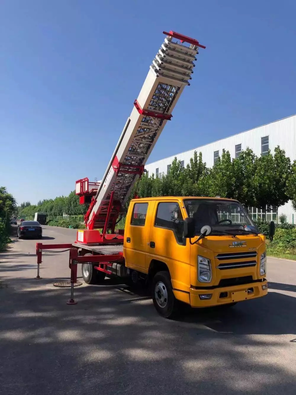 龙湾镇附近的云梯车出租服务：轻松解决高空作业需求